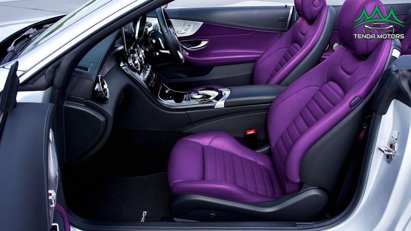 Interior de carro com bancos em couro e central multimídia
