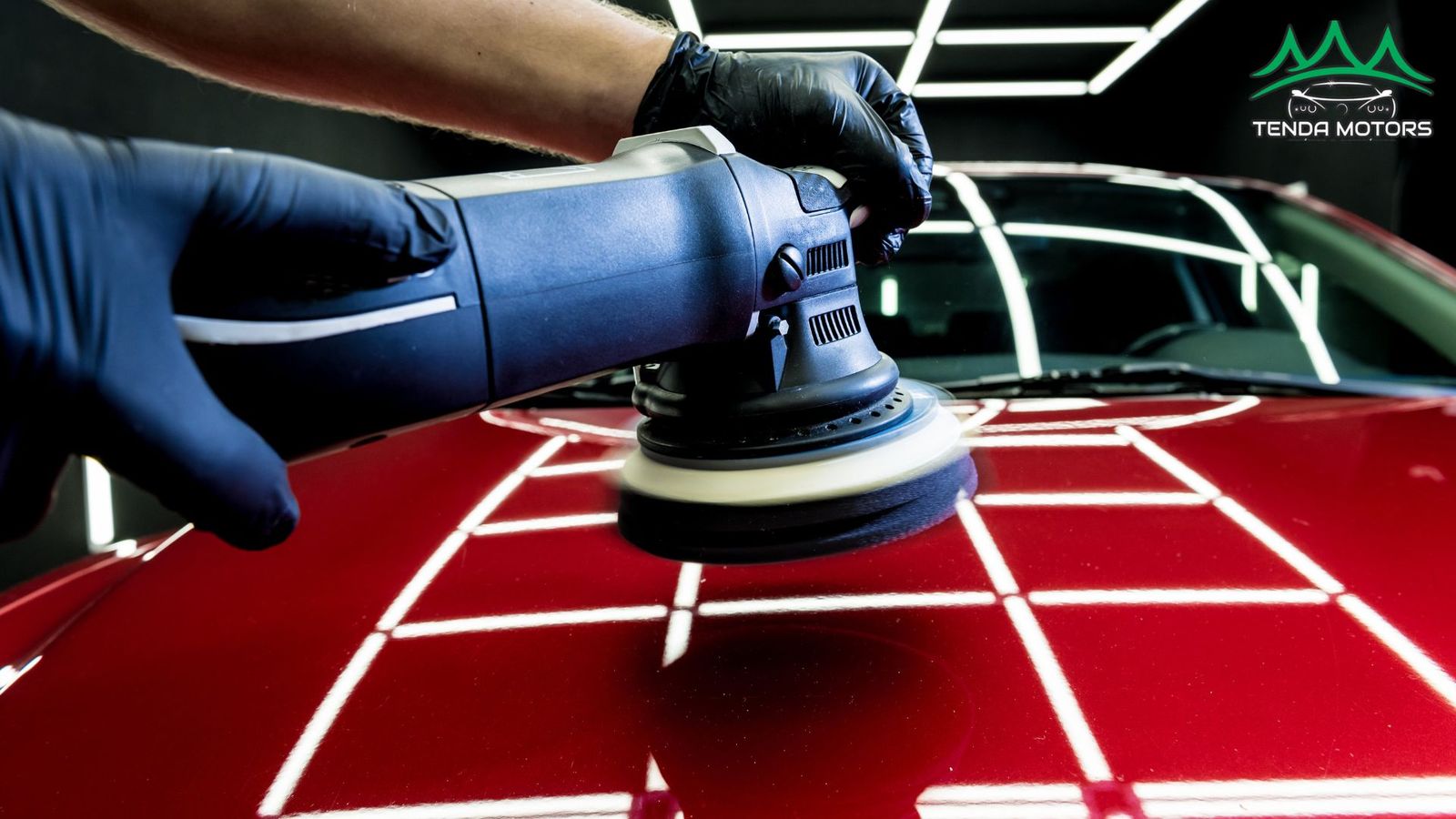 Polimento técnico de pintura vermelha com politriz