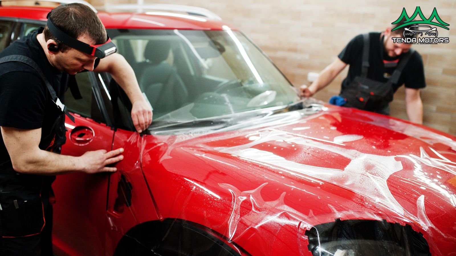 Aplicação de PPF em carro vermelho